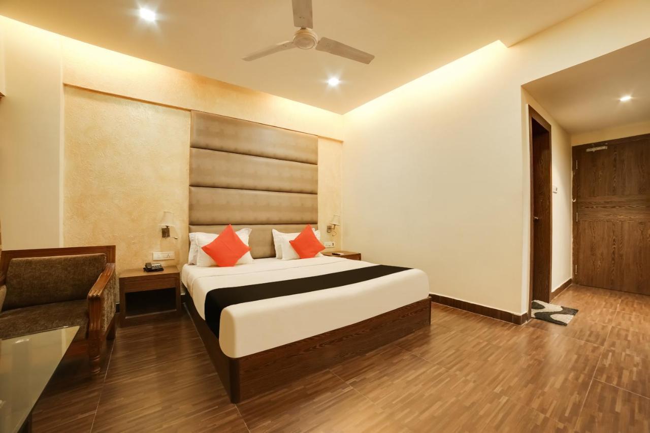 Capital O 61351 Waii International Hotel Bhalukpung ภายนอก รูปภาพ