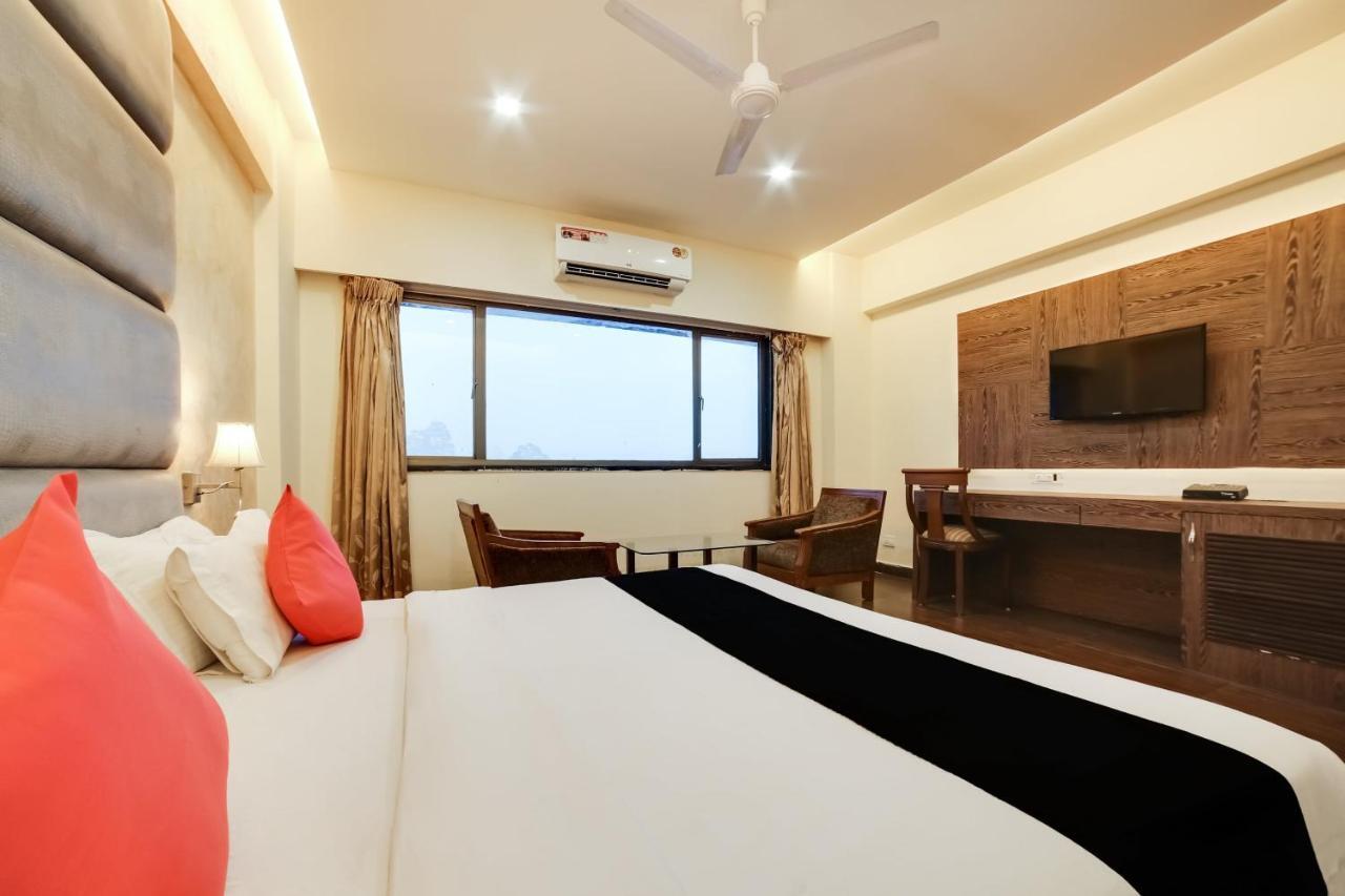 Capital O 61351 Waii International Hotel Bhalukpung ภายนอก รูปภาพ