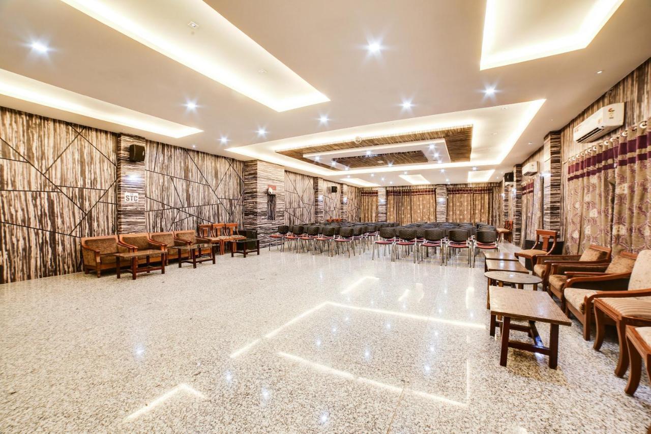 Capital O 61351 Waii International Hotel Bhalukpung ภายนอก รูปภาพ