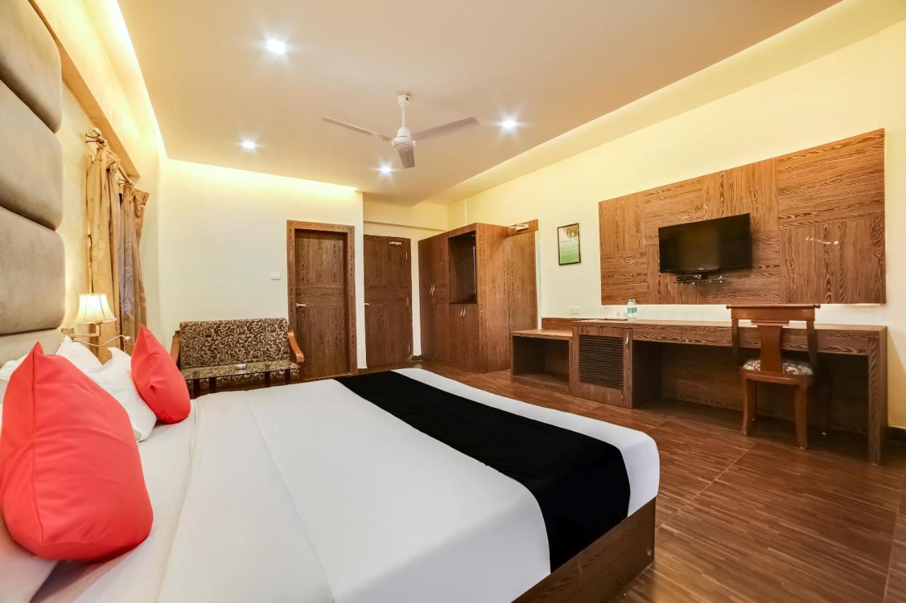Capital O 61351 Waii International Hotel Bhalukpung ภายนอก รูปภาพ