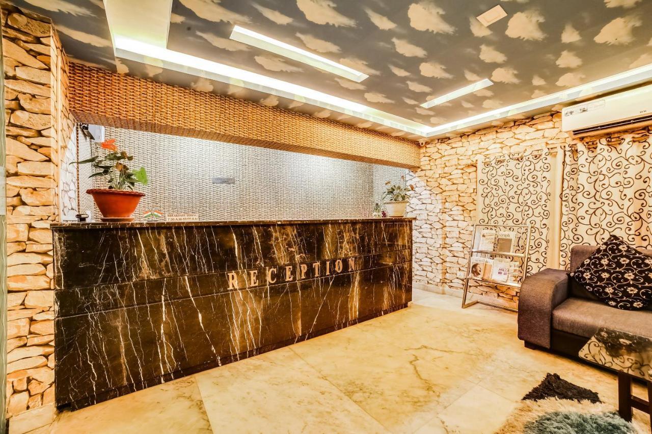 Capital O 61351 Waii International Hotel Bhalukpung ภายนอก รูปภาพ