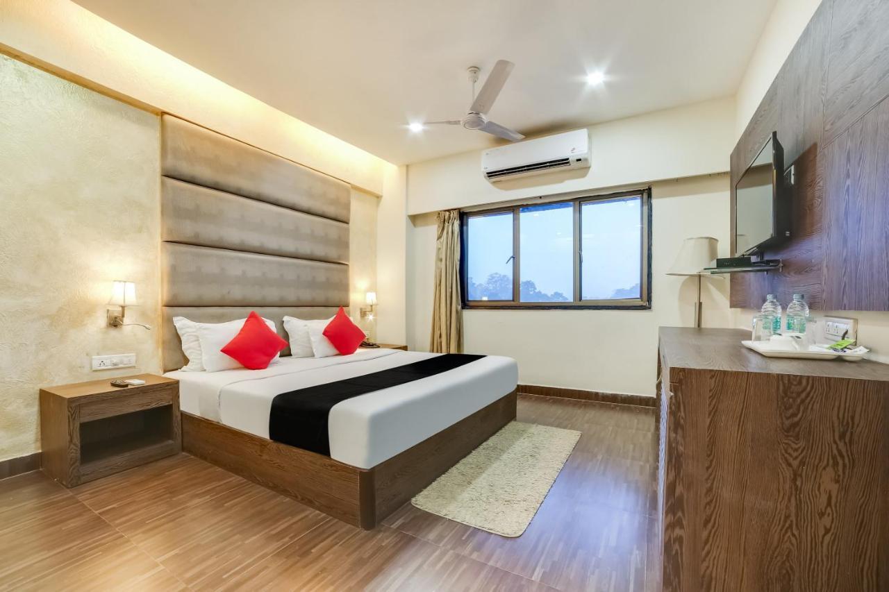 Capital O 61351 Waii International Hotel Bhalukpung ภายนอก รูปภาพ