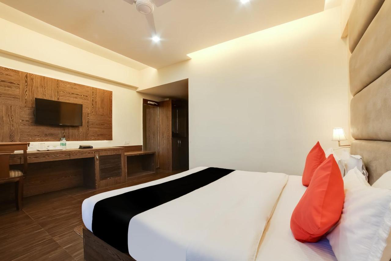 Capital O 61351 Waii International Hotel Bhalukpung ภายนอก รูปภาพ