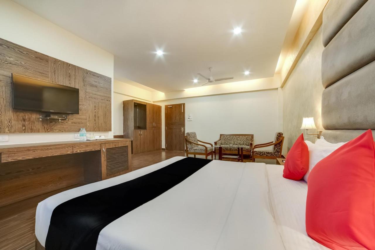 Capital O 61351 Waii International Hotel Bhalukpung ภายนอก รูปภาพ