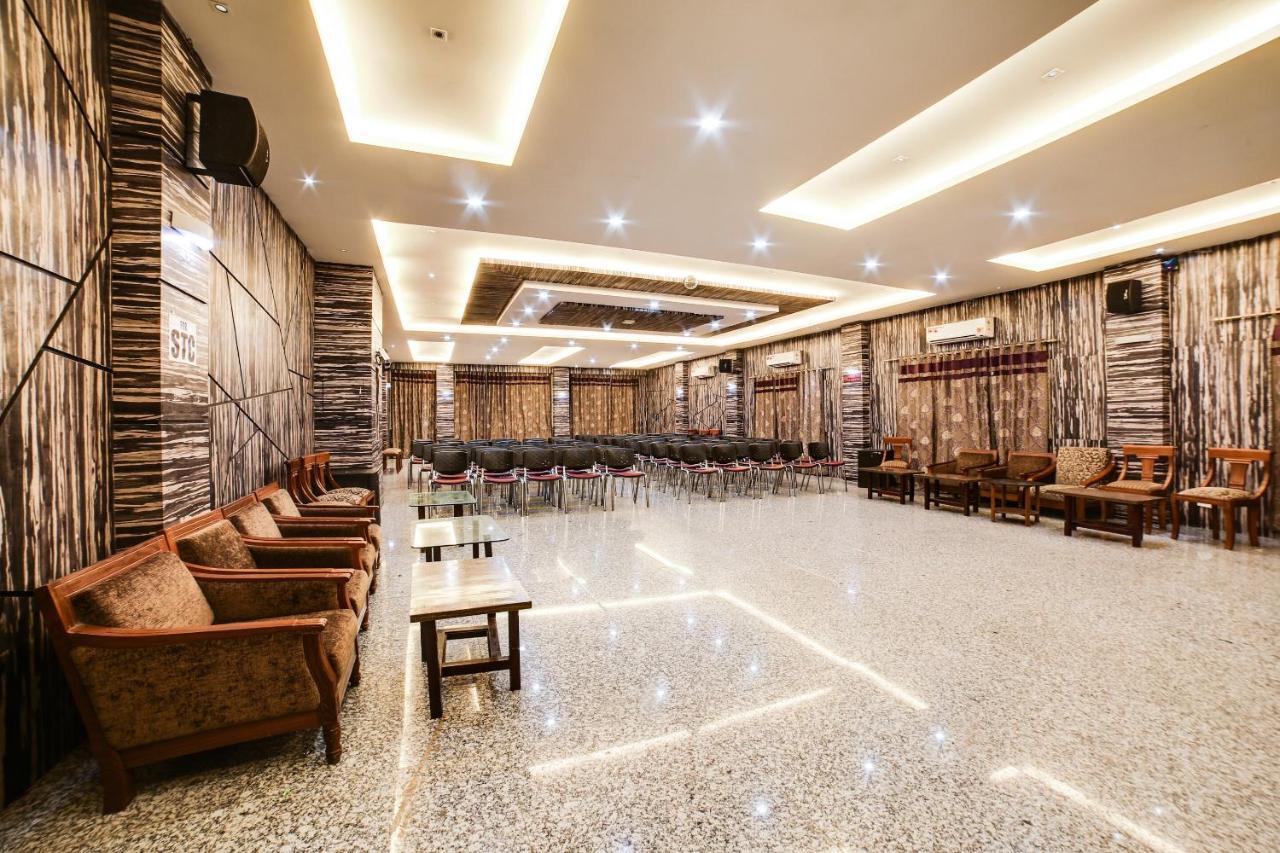 Capital O 61351 Waii International Hotel Bhalukpung ภายนอก รูปภาพ