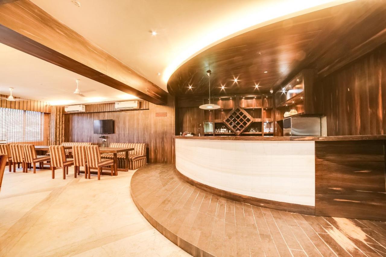 Capital O 61351 Waii International Hotel Bhalukpung ภายนอก รูปภาพ